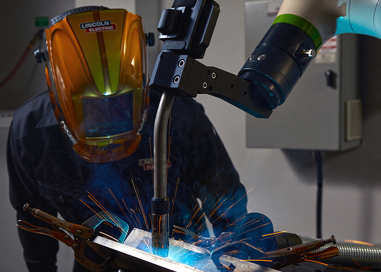 operario trabajando con Linc-Cobot Robot de Soldadura Colaborativo