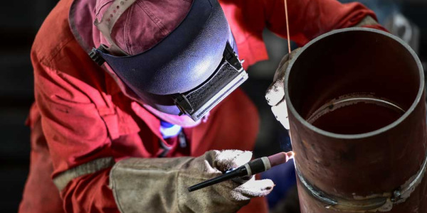 ¿Qué significa que una equipo de soldar tenga doble voltaje de entrada?