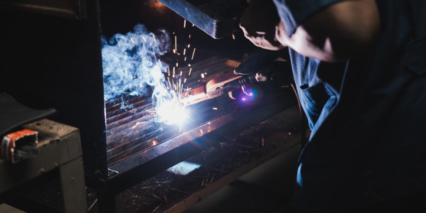 ¿Qué es el burnback en soldadura MIG y cómo evitarlo con un simple ajuste de repuesto?