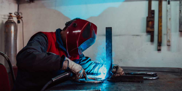 ¿Qué son los electrodos revestidos en soldadura y por qué siguen siendo tan utilizados?